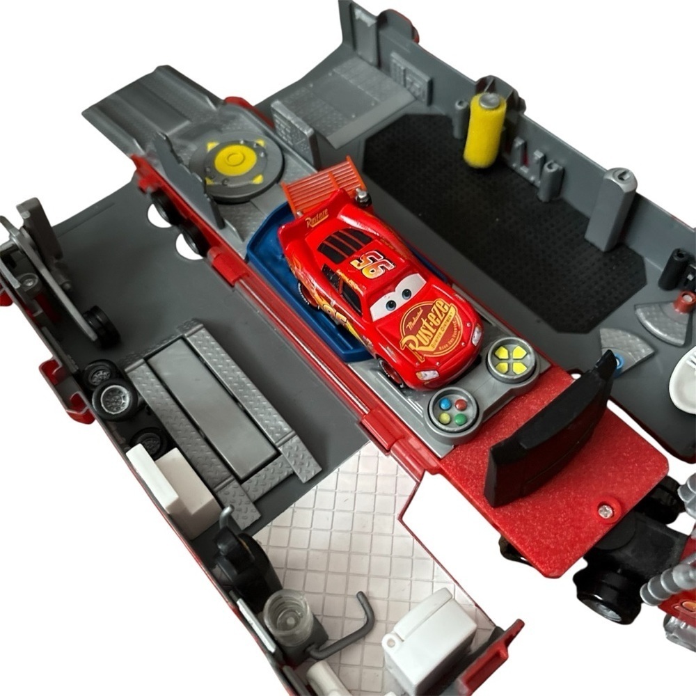 Disney Pixar Mack Superliner Hauler Car Wash Truck Lightning McQueen 95 Playset